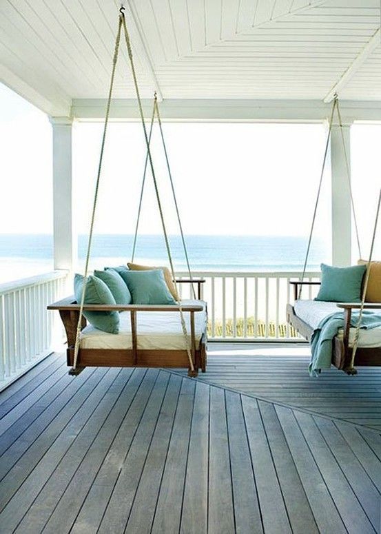 Swinging day bed