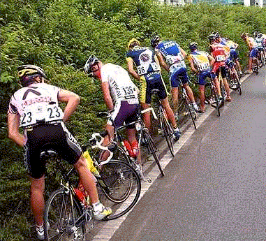 Female cyclists piss stop