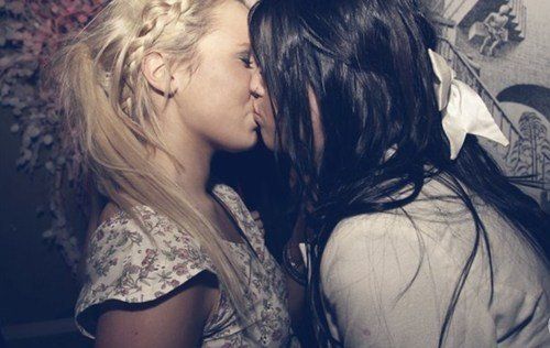 Winger reccomend Brunette lesbian kiss